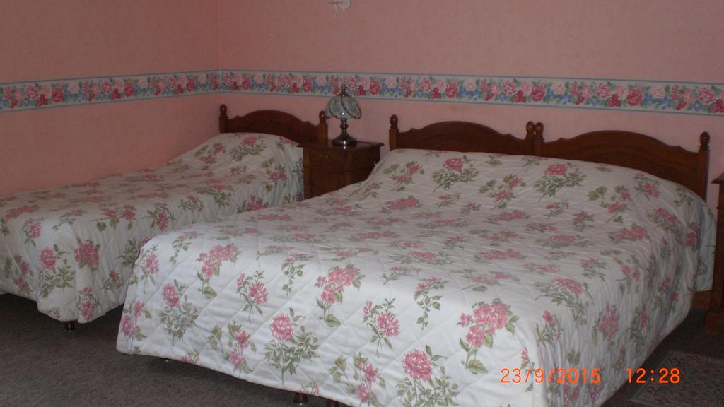 Auberge De L'Atre Quarre-les-Tombes Room photo